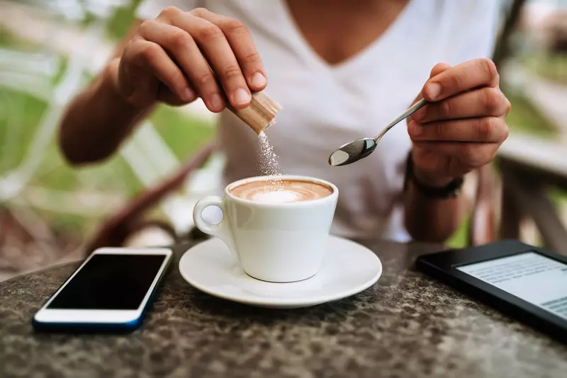 Eksperci ostrzegają, które dodatki do kawy są niezdrowe