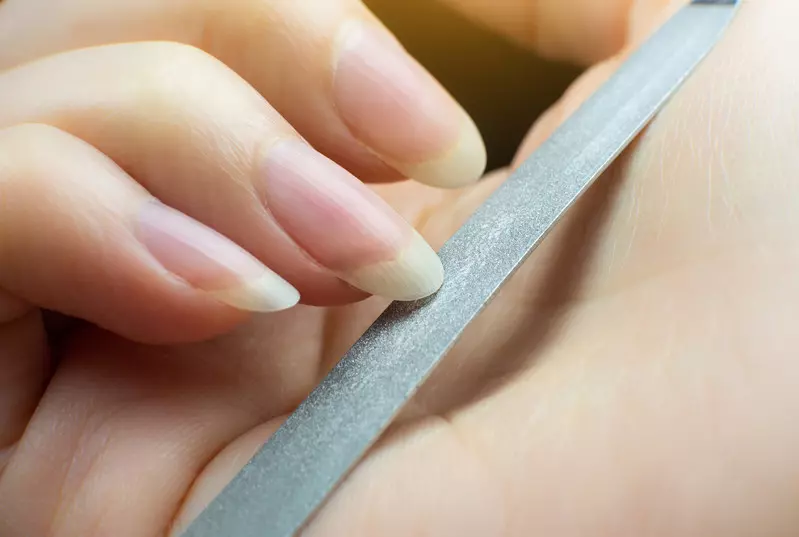 Dermatolożka obala popularne mity na temat dbania o paznokcie