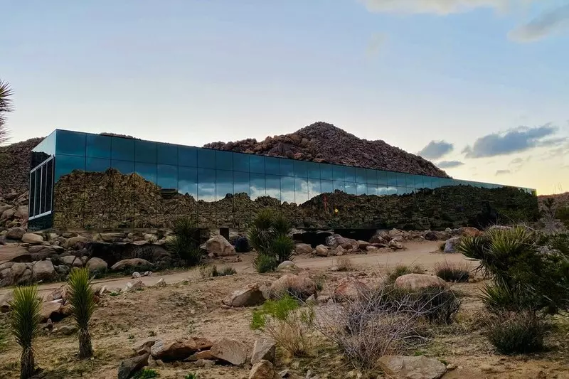 Na pustyni w Kalifornii stoi "niewidzialny dom"