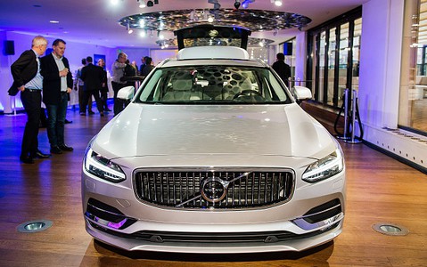 Volvo chce sprzedać milion aut na prąd...