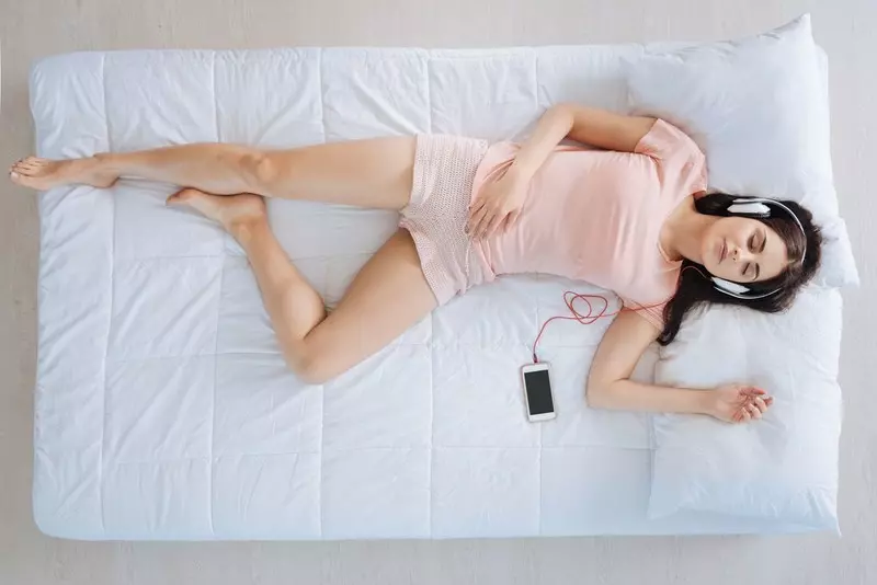 Słuchanie muzyki przed snem - ułatwia czy utrudnia zasypianie?