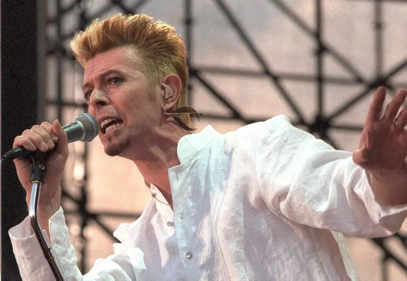 Na aukcję trafił znaleziony przy wysypisku śmieci obraz Davida Bowie