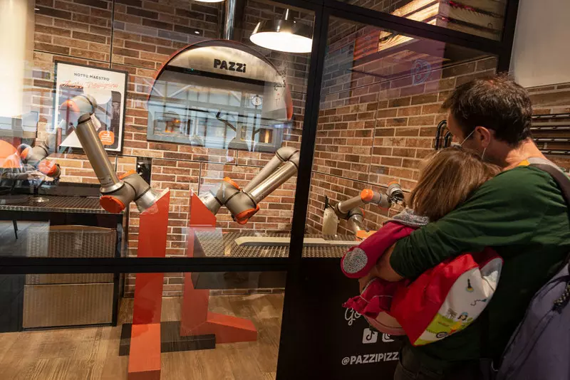 Pierwsza na świecie pizzeria obsługiwana przez robota!