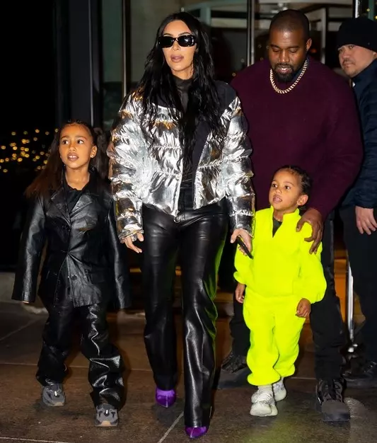 Kim Kardashian mimo rozwodu pomaga Kanye'owi Westowi w karierze