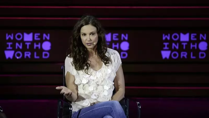 Ashley Judd po sześciu miesiącach od tragicznego wypadku zaczęła chodzić