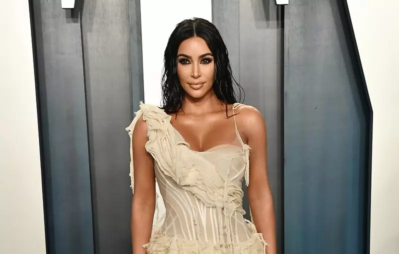 Kim Kardashian na imprezie Kanye'ego Westa w... sukni ślubnej!