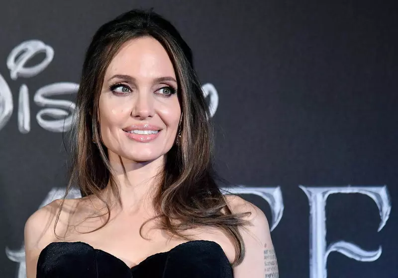 Angelina Jolie przyłapana na randce z 15 lat młodszym muzykiem