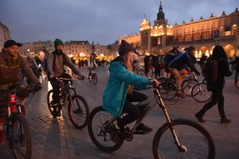Polacy najbardziej lubią jeździć na rowerze, za to stronią od siłowni