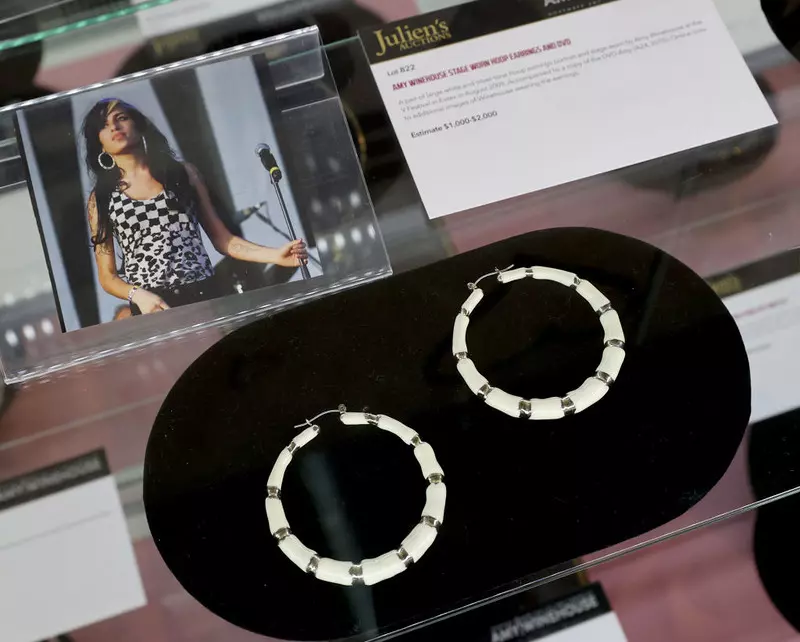 Rzeczy osobiste Amy Winehouse wystawione na aukcję. Dochód 3 mln funtów