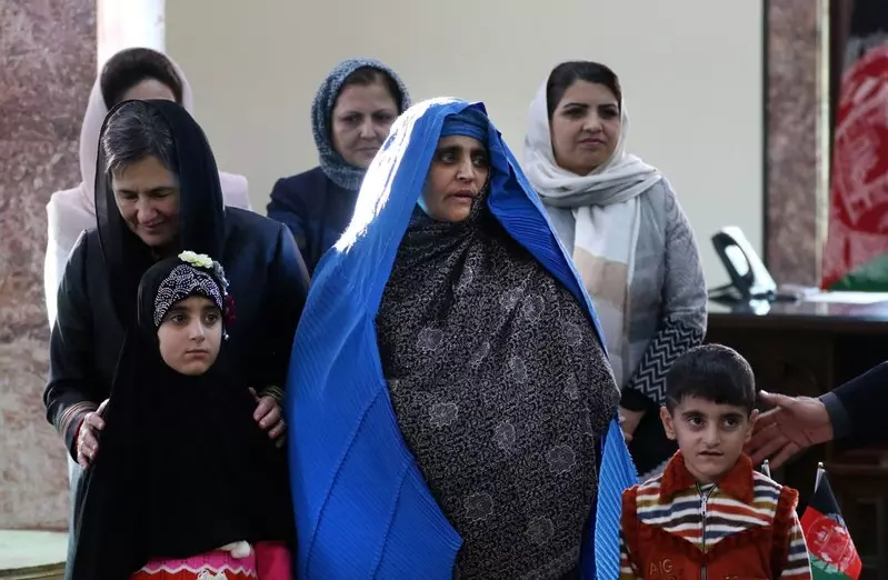 Afganka ze słynnej okładki "National Geographic" uciekła przed talibami