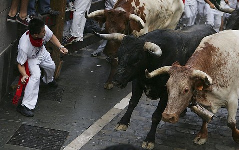 Początek ulicznego szaleństwa z bykami w hiszpańskiej Pampelunie