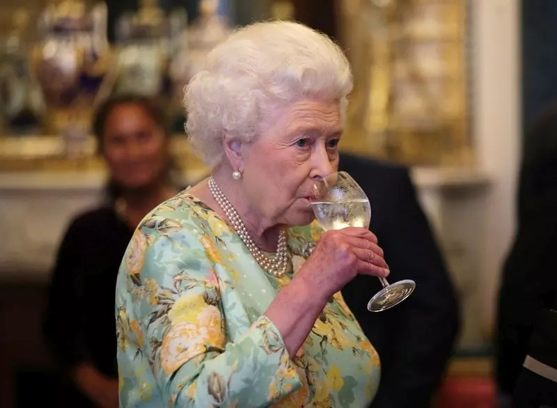 Elżbieta II nie zrezygnowała z picia alkoholu!