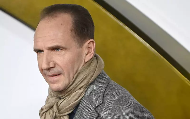 Ralph Fiennes wyznał, że pod kostiumem Lorda Voldemorta nosił kobiecą bieliznę