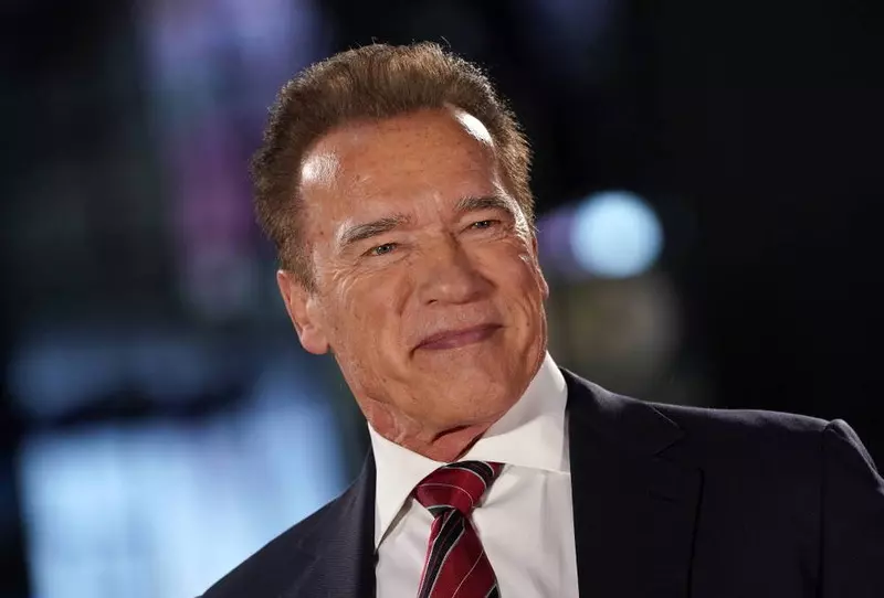 Arnold Schwarzenegger podarował bezdomnym weteranom 25 domków