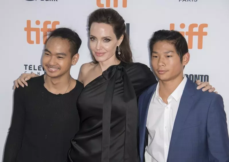 Angelina Jolie i jej najstarszy syn wspierają edukację nastolatek z Kambodży