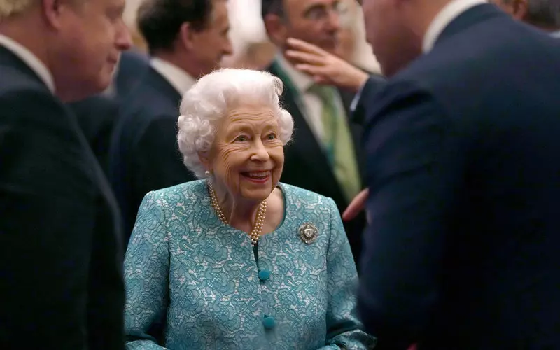 Królowa Elżbieta II używa laski swojego zmarłego męża