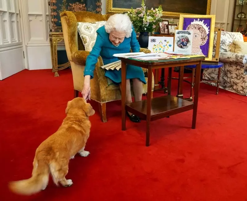 Królowa Elżbieta II będzie sprzedawać perfumy… dla psów