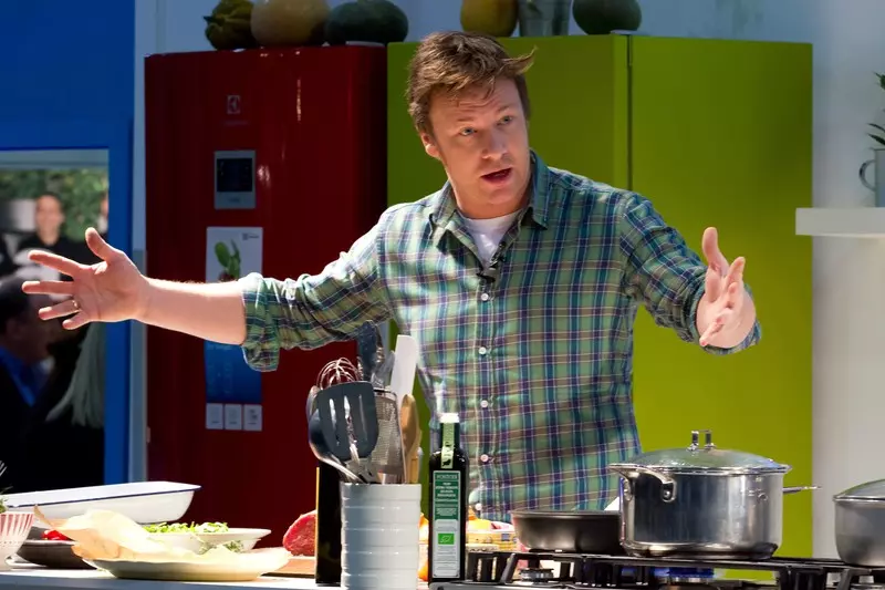 Jamie Oliver uczy, jak zrobić ukraińskie pampuszki
