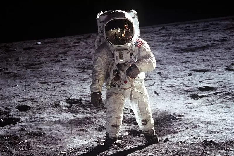 Zebrany przez Armstronga pył z Księżyca sprzedano na aukcji