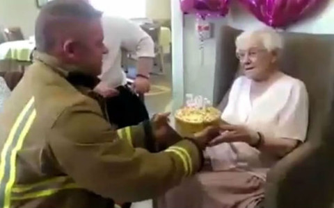 Wytatuowany strażak na liście życzeń 105-letniej pensjonariuszki
