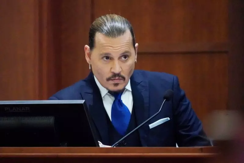 Johnny Depp rysuje podczas... rozprawy sądowej