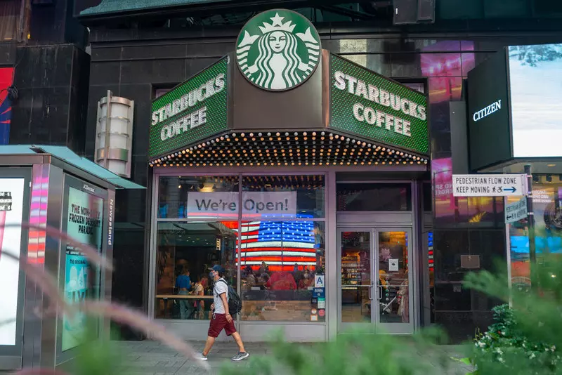 82-latek przykleił dłoń do lady w Starbucks. Bariści pracowali jakby go nie było