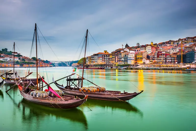 Porto, Korfu i jezioro Como będą najmodniejszymi kierunkami podróży tego lata