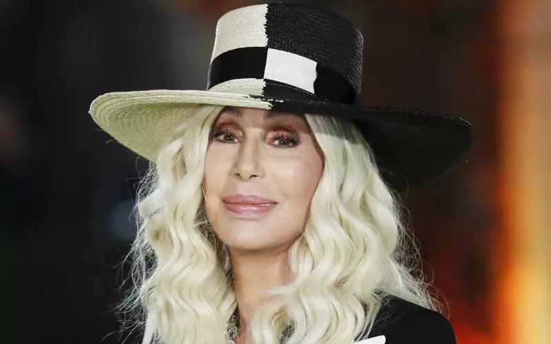 Cher we współpracy z Versace stworzyła kolekcję ubrań, aby wesprzeć LGBT