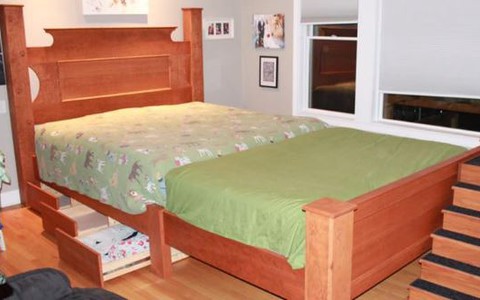 Para z Wysp kupiła większe łóżko, aby móc spać z ośmioma psami
