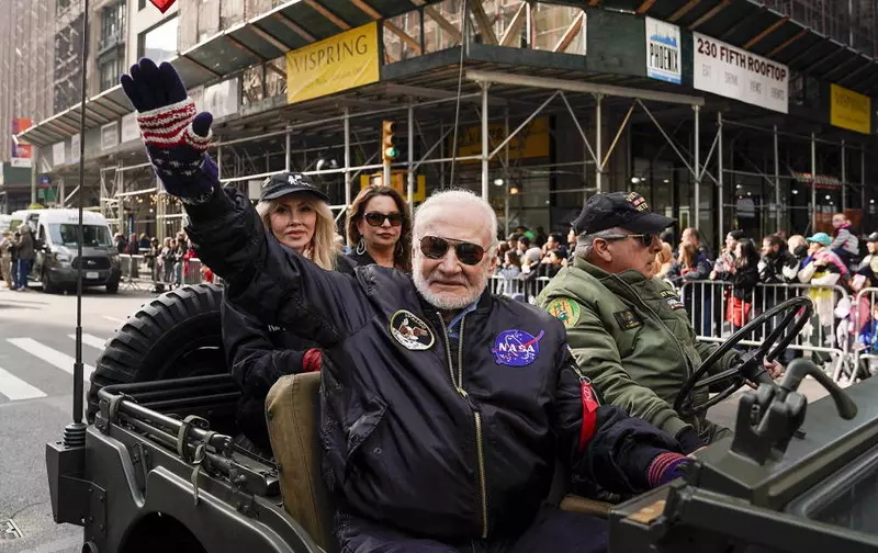 Buzz Aldrin – drugi człowiek, jaki stanął na Księżycu, wyprzedaje pamiątki!