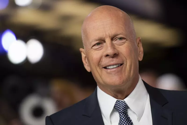 Bruce Willis czas na emeryturze wypełnia sobie graniem na harmonijce