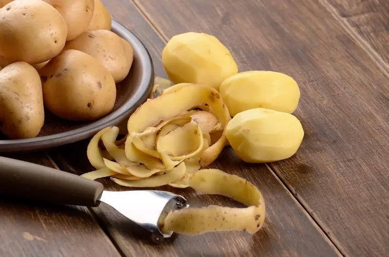 Australijska firma stworzyła folię spożywczą z… obierków ziemniaków