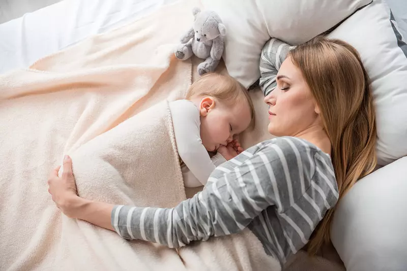 Niemowlęta nie powinny spać razem z rodzicami - ostrzegają amerykańscy pediatrzy