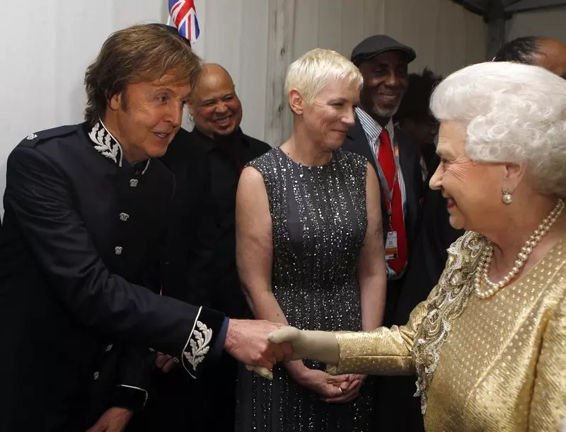 Elżbieta II opuściła koncert McCartneya z powodu serialu "Miasteczko Twin Peaks"