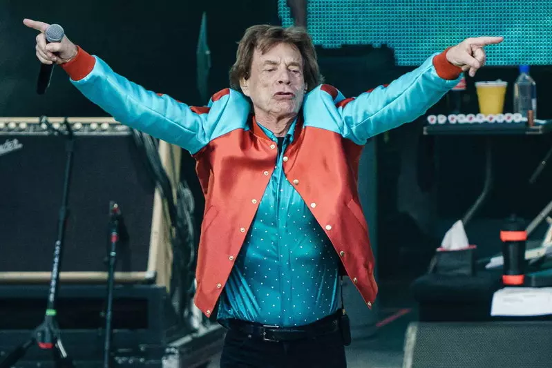 Mick Jagger na scenie mówi jak robotnik, prywatnie jak arystokrata