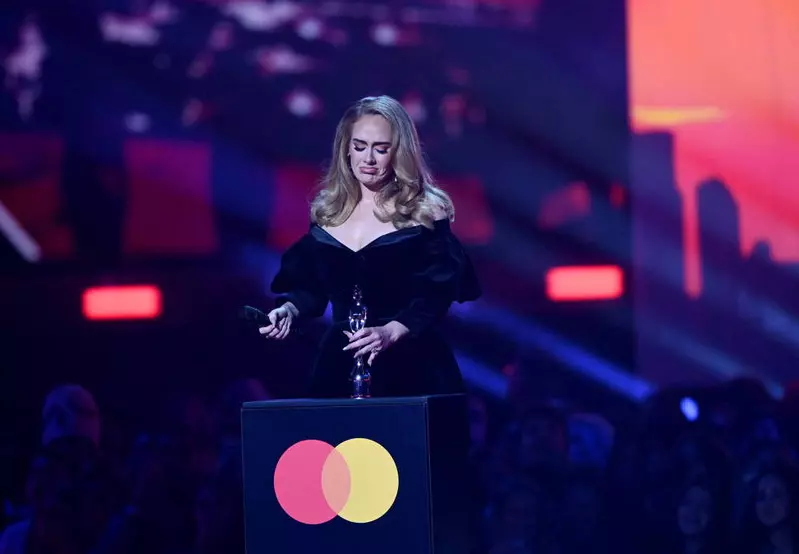 Adele przekonuje fanów, że jej piosenki brzmią lepiej, gdy się pije...