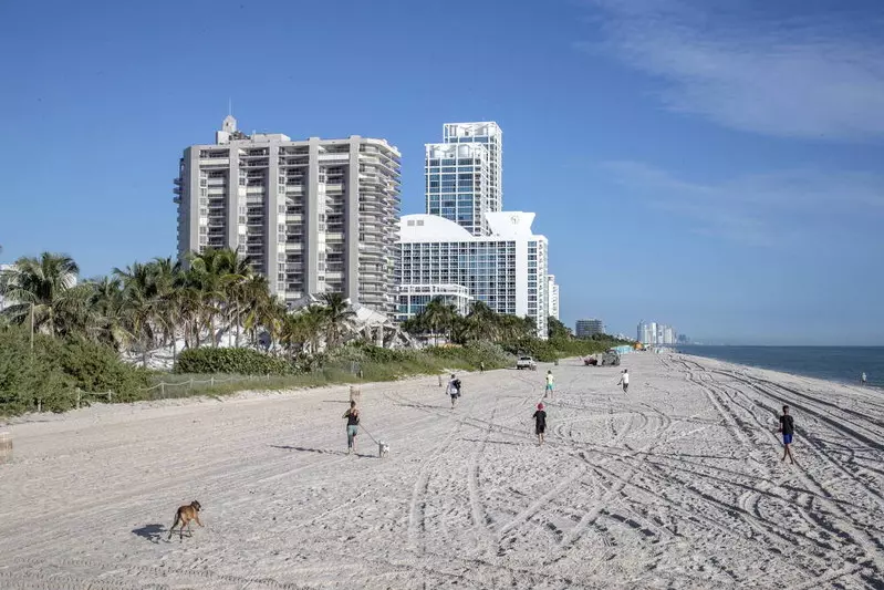 W parkach i na plażach Miami Beach nie wolno już palić papierosów