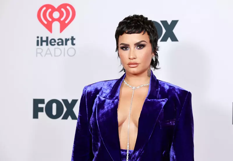 Plakat Demi Lovato zakazany w UK za obrażanie chrześcijan