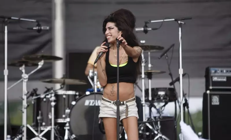 Ojciec Amy Winehouse broni aktorki, która zagra jej rolę w filmie biograficznym