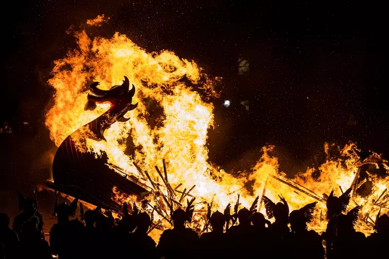 W festiwalu ognia na Szetlandach po raz pierwszy mogły uczestniczyć kobiety