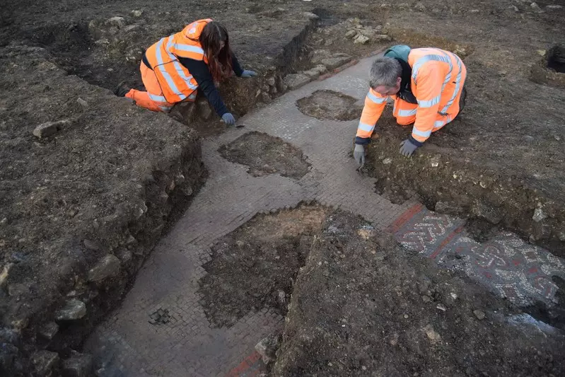 Angielscy budowlańcy stawiający supermarket odkryli rzymską mozaikę