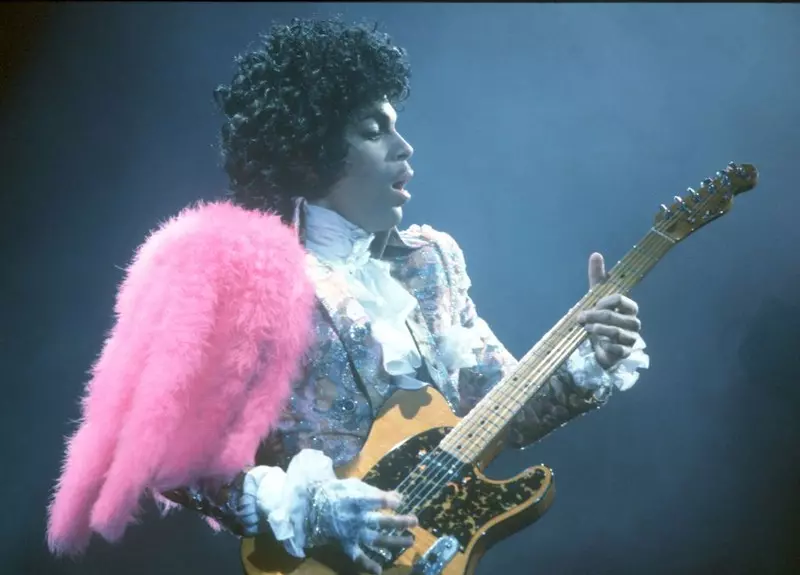 Na aukcję trafiły części garderoby Prince'a oraz jego unikalna żółta gitara