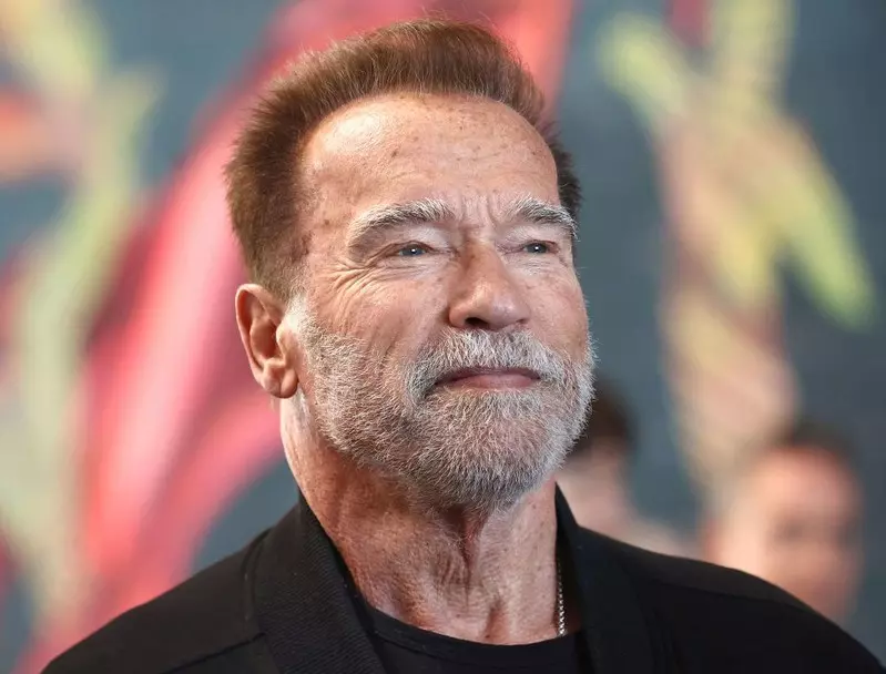 Schwarzenegger polubił pracę drogowca i chce łatać kolejne dziury w ulicach