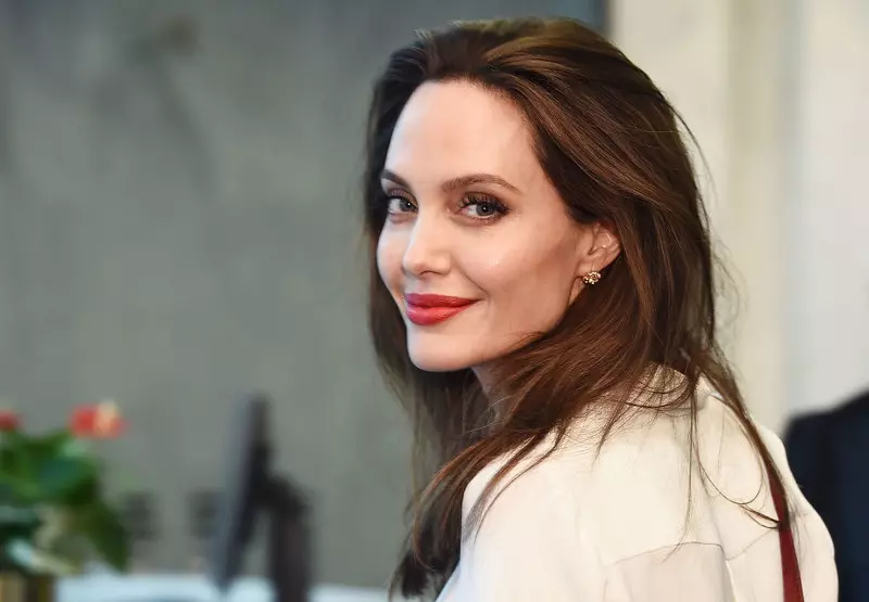 Angelina Jolie wspomina zmarłą matkę i apeluje do fanek