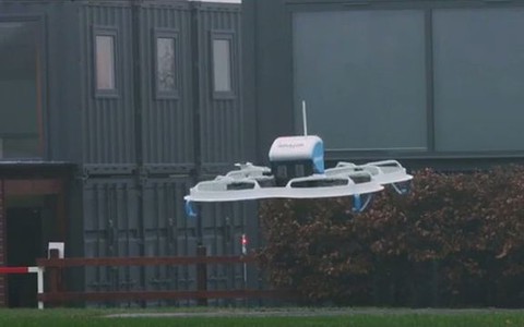 Amazon w UK dostarczył paczkę dronem