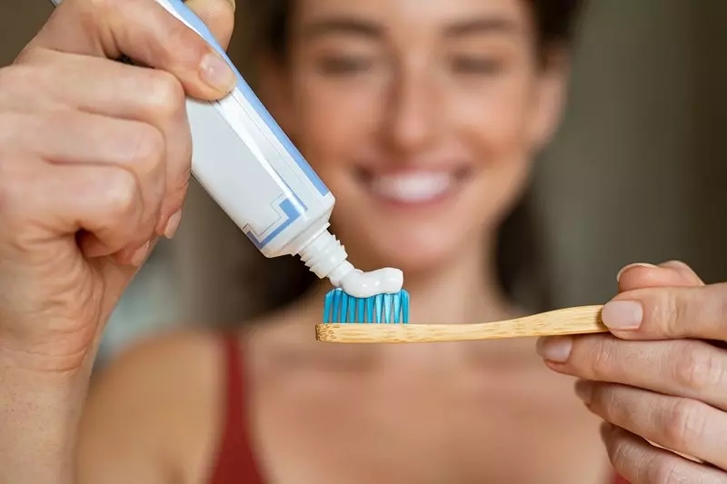 "Mineralna" pasta do zębów równie skuteczna, co pasta z fluorem