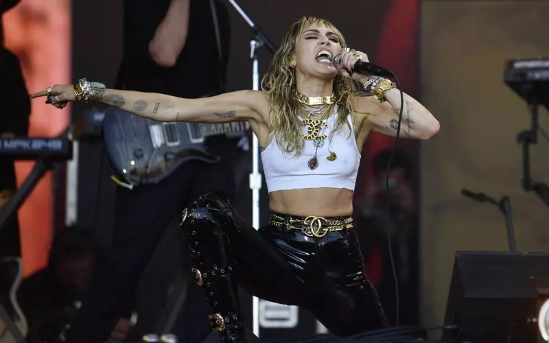 Miley Cyrus w TikTokowym cyklu zdradza, dlaczego jej małżeństwo się rozpadło