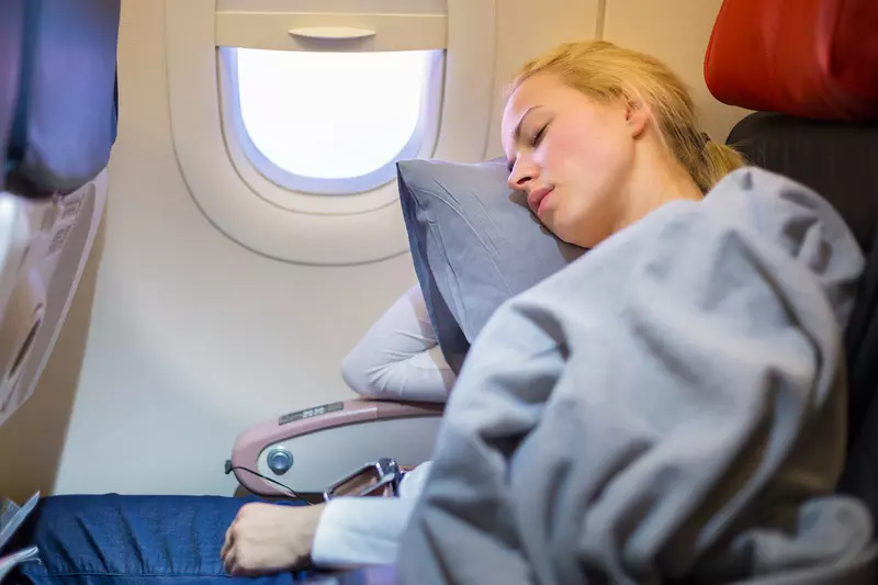 Długa podróż samolotem? Naukowcy podpowiadają, jak poradzić sobie z jet-lagiem