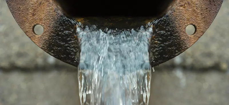 Niemieccy naukowcy opracowali "inteligentną rdzę", która oczyszcza wodę