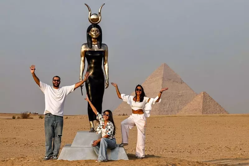U stóp piramid w Gizie otwarto niezwykłą wystawę sztuki nowoczesnej